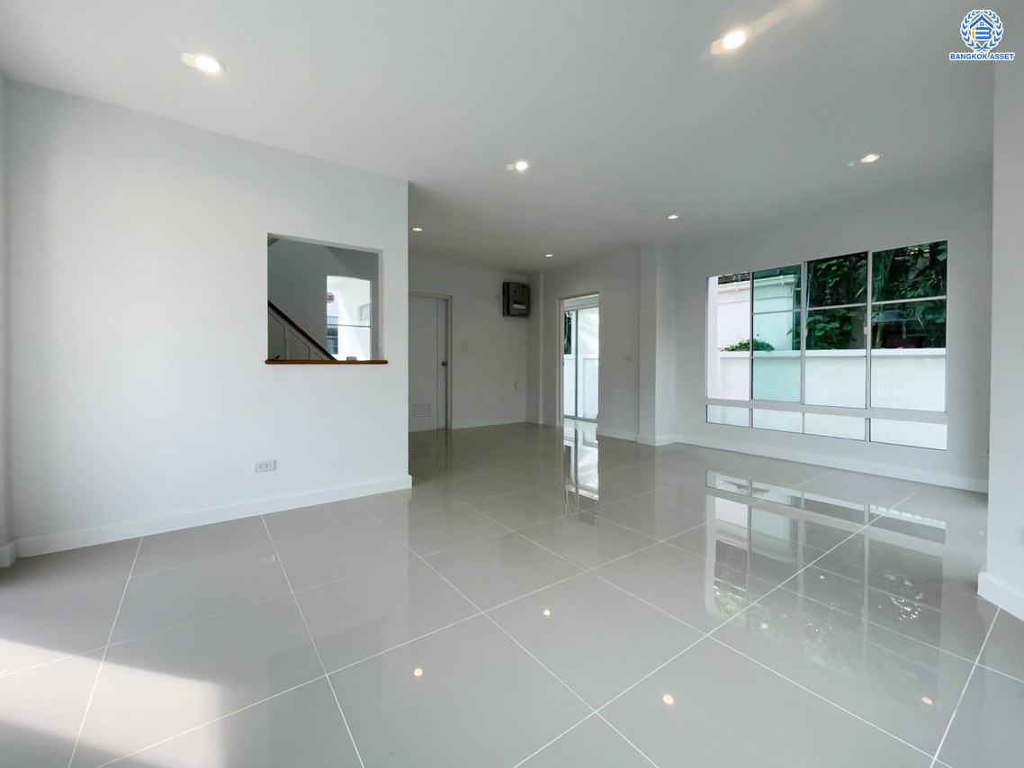 บ้านมือสองตกแต่งใหม่ คุณภาพระดับ L&H โครงการ ชลลดา วัดลาดปลาดุก บนเนื้อที่ 52.5 ตร.ว. ฟังก์ชัน 3 ห้องนอน 2 ห้องน้ำ 2 ที่จอดรถ บนทำเลศักยภาพ เพียง 15 นาทีถึง เซ็นทรัลเวสท์เกต ใกล้รถไฟฟ้าสายสีม่วง "สถานีคลองบางไผ่"